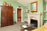 Hidden Garden Cottages & Suites - parking