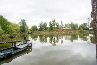 Idyllic Lakeside Cottage - 2-Star