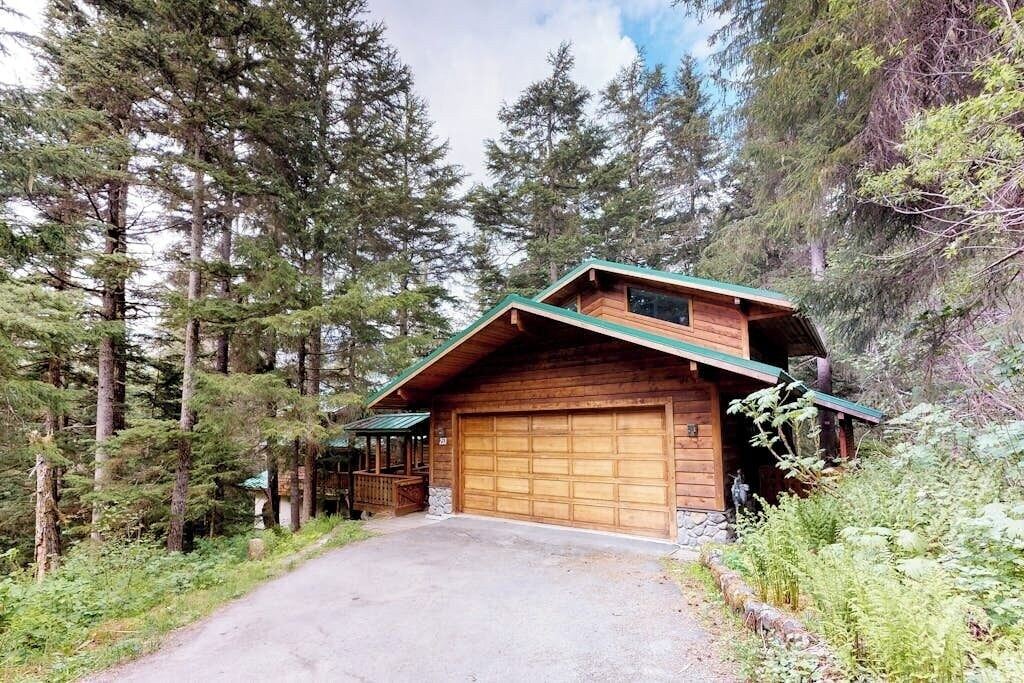 Girdwood Compound: Jetted Tub, Mountain Views,