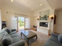 Experience West Beach living, just steps away from Santa Barbara Harbor - Jacuzzi