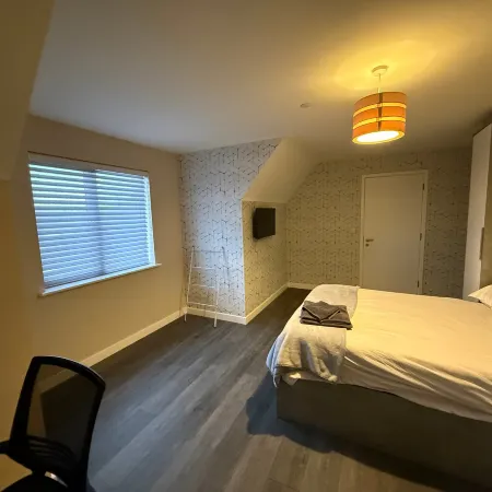 Modern Egham Apartment for Six