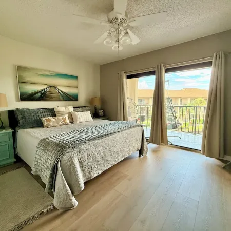 The Flirty Flamingo 3Br/2ba Top Floor Condo in St. Augustine Beach