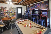 King Bed, Game Room Minutes from Downtown, Golf Courses + Big Back Yard Sleeps 8 - Homestays