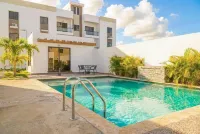 Modern 2BR Pool 5 Min to Coco Bongo Downtown - 3-Star