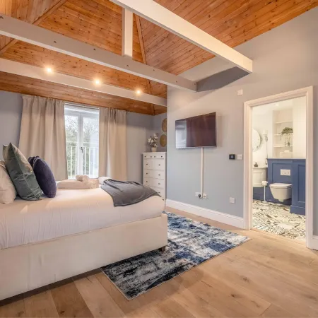 Spacious 5-Bed Home in Windsor By Tempstay