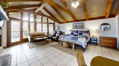 Riverview 1 Bedroom Cabin by RedAwning - parking