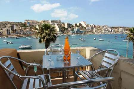 Blue Harbour 1 – Seafront Holiday 2-Bedroom Apartment with Terrace St Paul’s Bay