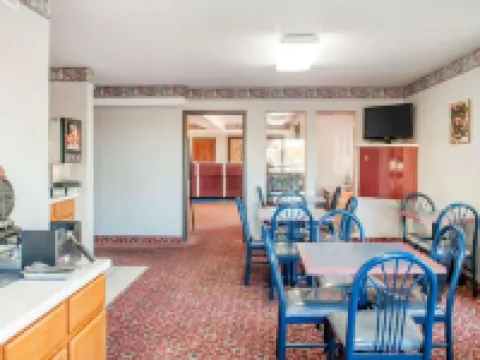 Rodeway Inn โรงแรมในตูกุมการิ