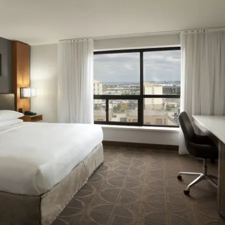 Hilton Toronto Airport Hotel & Suites