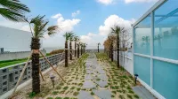 Pohang Uni’s Ocean Pool Villa