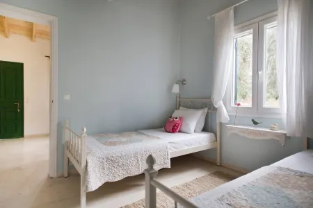 Cute Yellow Handmade House with Garden Отели в г. Thinali