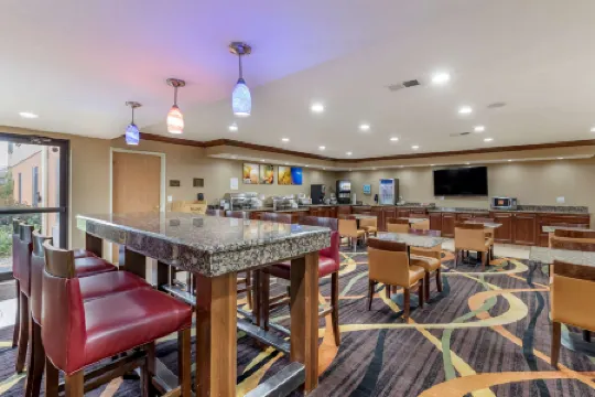 Comfort Inn & Suites Cedar Rapids North - Collins Road