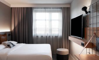 1. Moxy Col..
