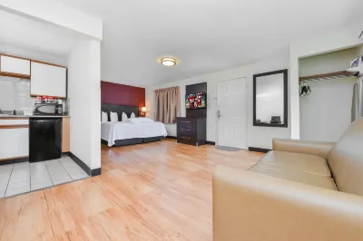 Red Roof Plus+ & Suites Guilford فنادق في Branford