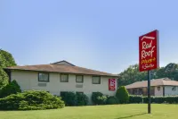 Red Roof Plus+ & Suites Guilford فنادق في Branford