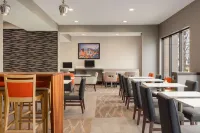 La Quinta Inn & Suites by Wyndham St Louis Route 66 - Morgenmad