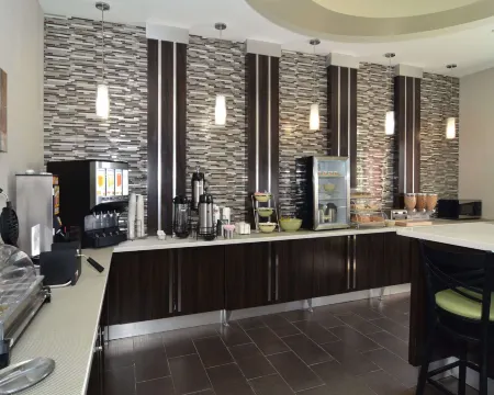 Quality Inn & Suites Kenedy - Karnes City Отели в г. Кенеди