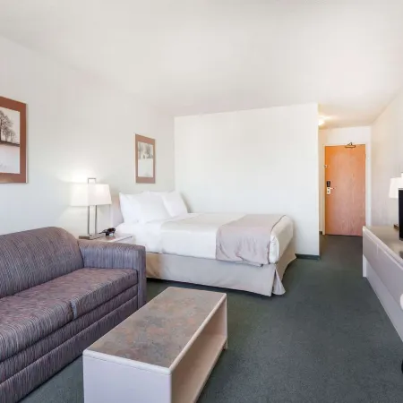 Super 8 by Wyndham Dauphin