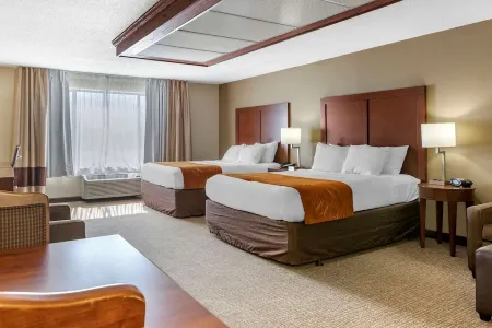 Comfort Suites Grandville - Grand Rapids SW Отели рядом с достопримечательностью «Ривертаун Кроссингс»