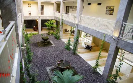 Marni Mulya Guest House Отели рядом с достопримечательностью «Музей Батик Данар Хади»