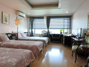 Hongdae Guesthouse 1Min from Hongik Uni Station Exit #1