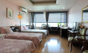 Hongdae Guesthouse 1Min from Hongik Uni Station Exit #1