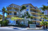 Bayview Beach Holiday Apartments Hotels near Sunglass Hut Harbour Town Premium Outlets