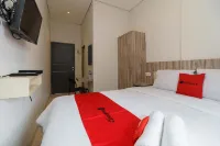 RedDoorz Syariah Near Rsud Siti Fatimah Palembang Hotels in Pipa Jaya