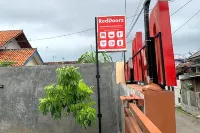 RedDoorz Syariah Near Kawasan Simpang Lima Pati