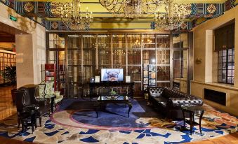 The room is spacious and adorned with chandeliers and furniture, designed in an oriental style at Metropolo Jinjiang Hotels Classiq (Shanghai Qingnianhui People's Square)