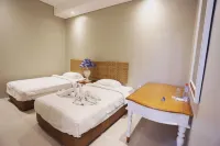 Heroes Hotel Hotels in Genteng