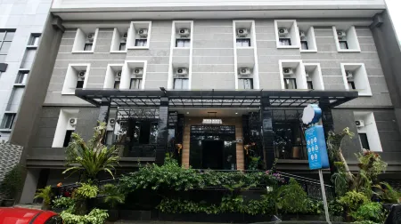 Arotel BSD Отели рядом с достопримечательностью «Pasar Modern BSD City»