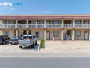 Condo w Semi-Private Pool & Just 1 Block to Beach!