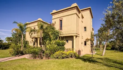Villa with private swimming pool and golf