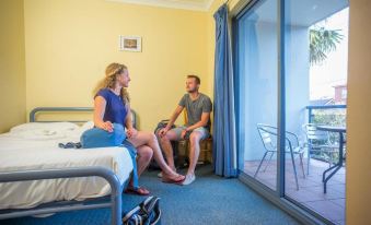 Sydney Beachouse YHA - Backpacker