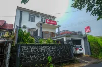 RedDoorz Near de La Salle Manado Singkil 호텔