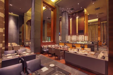 JW Marriott Hotel Pune Отели рядом с достопримечательностью «Шанивар Уода Форт»