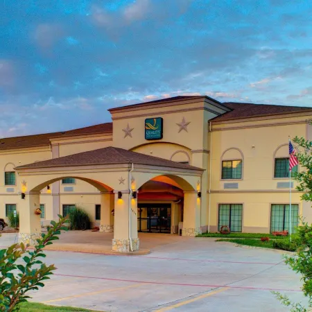 Quality Inn & Suites - Glen Rose