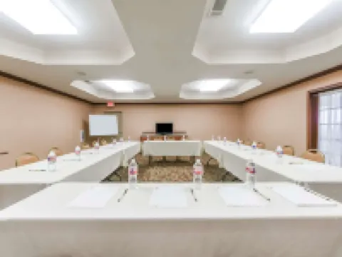 阿爾瓦拉多速8酒店 約翰遜縣酒店