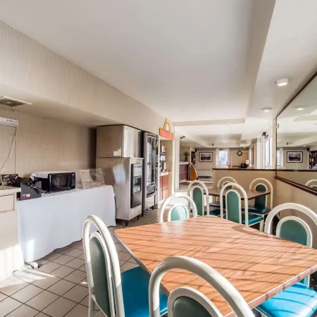 Rodeway Inn & Suites