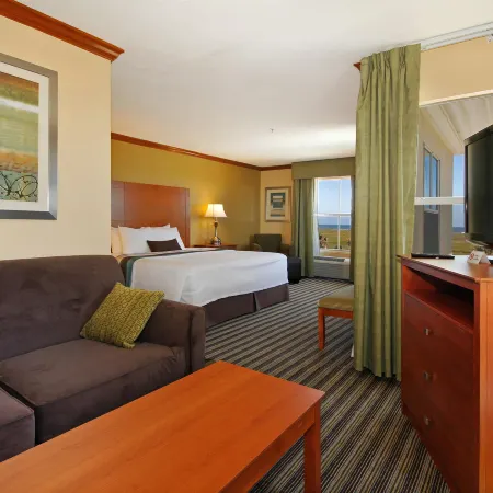 Best Western Plus Seawall Inn Suites by the Beach Отели рядом с достопримечательностью «Ocean Star Offshore Drilling Rig & Museum»