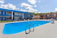Days Inn by Wyndham Seymour - Swimmingpools