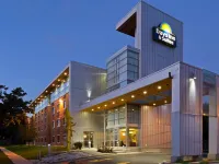 Days Inn & Suites by Wyndham Milwaukee Hotels in der Nähe von Mitchell Building