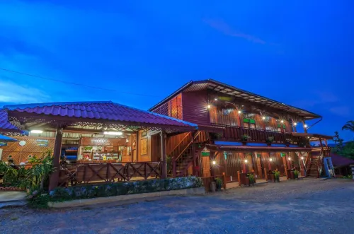 Mitkhoonyoum Hotel Hoteles en Mae La Noi