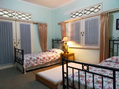 Wisma Saung Nini @Taman Bunga Nusantara