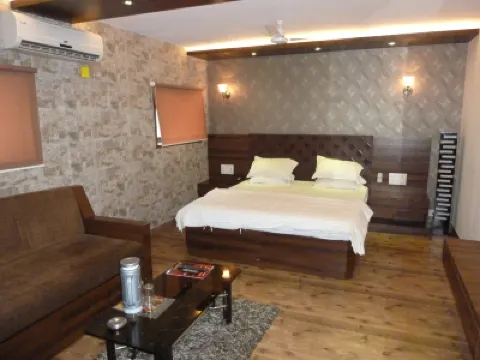 Hotel Regal Palace Hotels near Mani Bhavan Gandhi Sangrahalaya