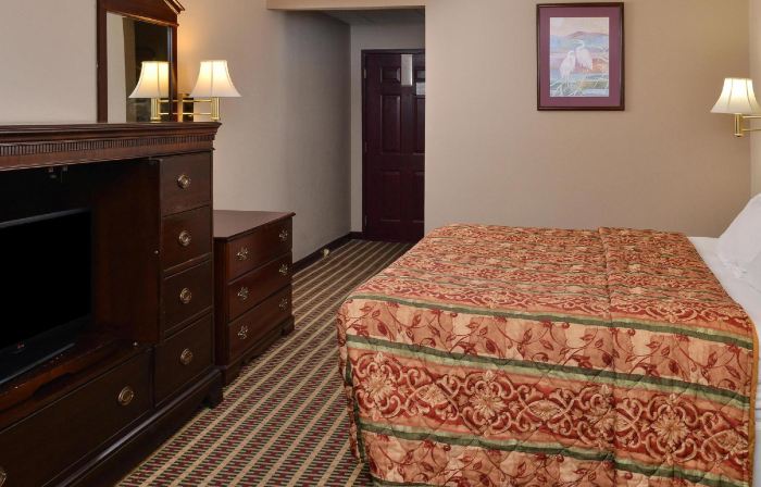 Econo Lodge Inn & Suites