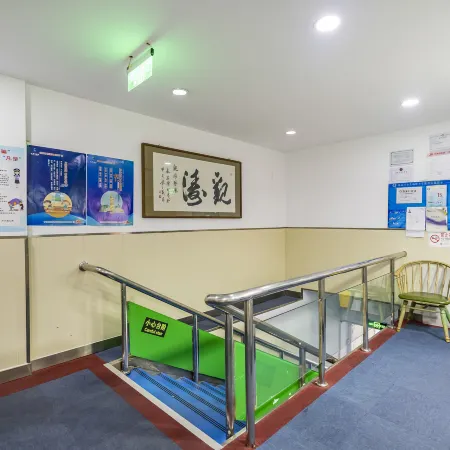 99 Inn Youxuan Hotel (Beijing Wanshou Road Subway Station) Отели рядом с достопримечательностью «Станция метро Wanshoulu»