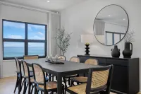 Luna's Lookout: Esplanade, Henley Beach Hotel di Henley Beach