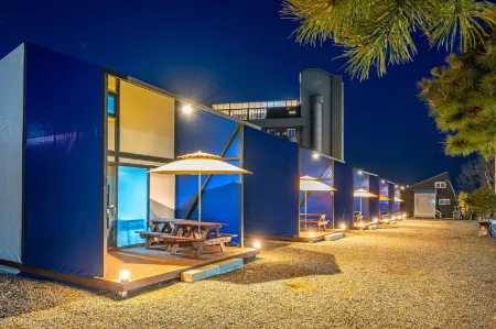Yangyang the Grand Blue Glamping Отели рядом с достопримечательностью «Uisangdae Pavilion»
